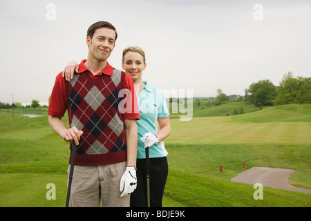 Ritratto di giovane in piedi sul campo da Golf Foto Stock