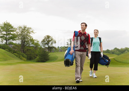 Giovane camminando sul campo da Golf Foto Stock