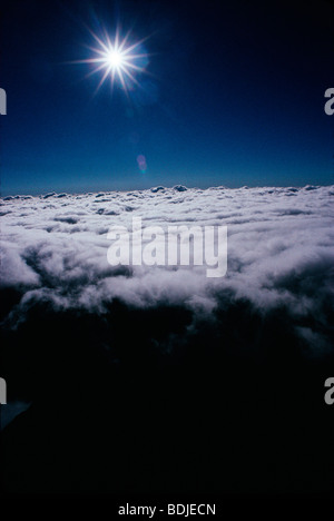 Nuvole e sole, vista dall'aereo Foto Stock