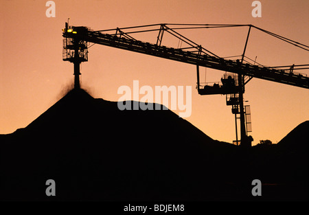 Nero carbone miniere, stoccaggio del carbone, Silhouette al tramonto Foto Stock