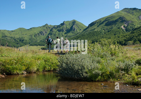 Walkers nel massiccio del Sancy. Auvergne. La Francia. Foto Stock