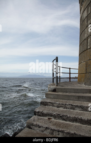 Vista sul Firth of Clyde verso l'isola di Arran dalla torre di osservazione Saltcoats, nel Nord Ayrshire, Scozia, Regno Unito Foto Stock