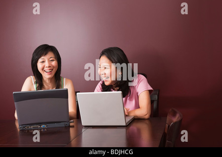 Due donne che utilizzano computer portatili Foto Stock