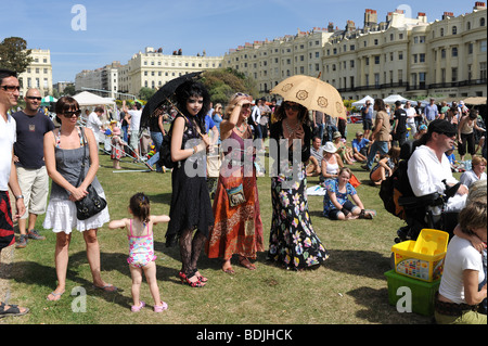 La folla gode di un buon clima soleggiato a Brunswick Festival tenutosi a Brunswick Square a Hove Brighton Regno Unito Foto Stock