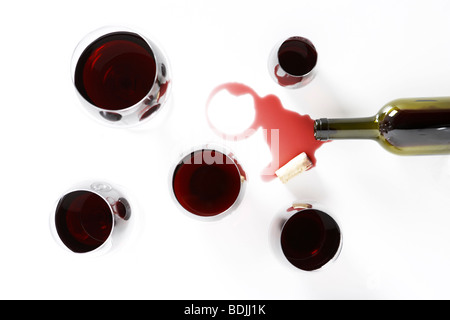 Bicchieri di vino rosso con bottiglia rovesciato Foto Stock