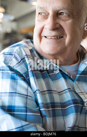 Uomo in Coffee Shop Foto Stock