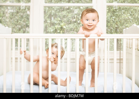 Twin Boys nel presepe Foto Stock