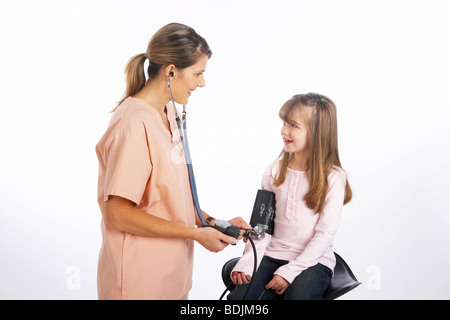 Controllo infermiere della ragazza della pressione del sangue Foto Stock