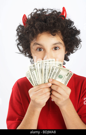 Little Boy vestito come diavolo cassa di contenimento Foto Stock