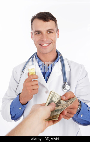 Medico lo scambio di pillole per denaro Foto Stock