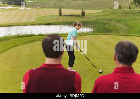 Persone che giocano a golf Foto Stock