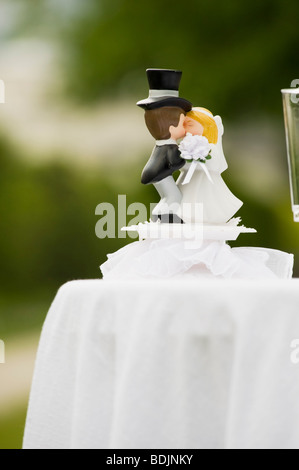 Wedding cake topper su tavola Foto Stock