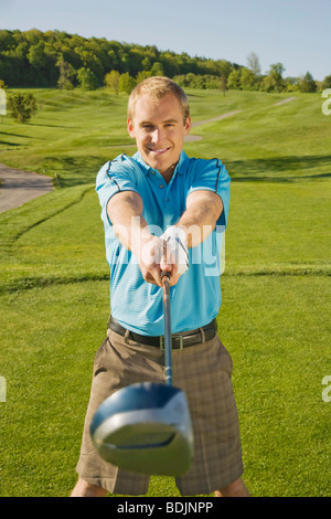 L'uomo giocando a golf Foto Stock