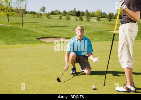 Gli uomini che giocano a golf Foto Stock