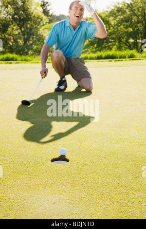 L'uomo giocando a golf Foto Stock