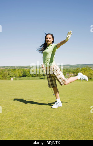 Donna al campo da Golf Foto Stock