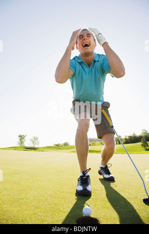 L'uomo giocando a golf Foto Stock