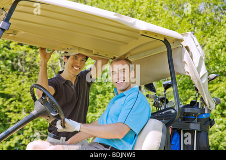 Gli uomini in golf cart Foto Stock
