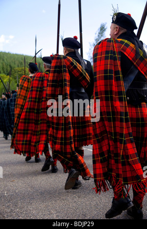 Lonach montanari   unica di marzo il tartan rosso plaid indossando clansmen intorno Donside superiore, Scotland Regno Unito Foto Stock