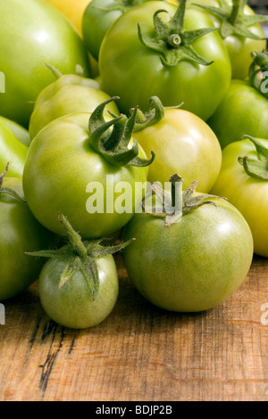 Una sovrabbondanza di pomodori verdi, raccolte verdi per chutney di pomodoro rendendo Foto Stock