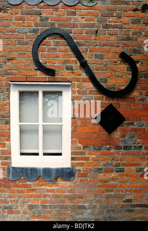 Dei supporti metallici di tenere insieme le pareti di un vecchio cottage Foto Stock