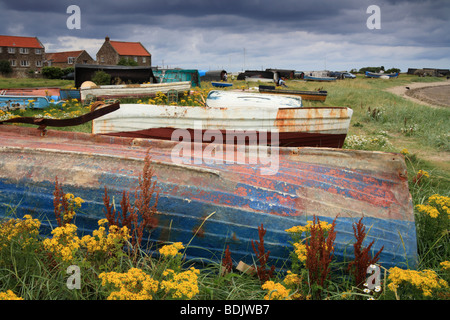 Barche da pesca capovolti sulla riva, Santo Island Harbour, Lindisfarne, Northumberland, England, Regno Unito Foto Stock