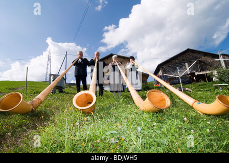 Alphorn giocatori nel cantone svizzero dei Grigioni. Foto Stock