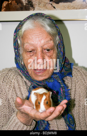 Israele, Rehovot, vecchiaia centro per la cura giornaliera del titolare di pensione o di rendita di prendersi cura di un animale domestico criceto come parte della loro attività quotidiana Foto Stock