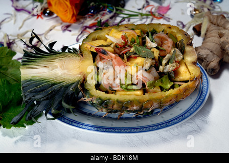 Primo piano, cucina cinese, piatto di ananas ripieni, gamberi sul tavolo, cena cinese Foto Stock