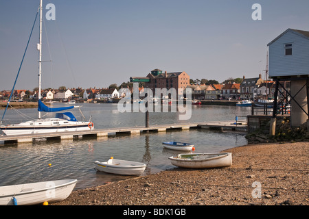 Ampia vista del porto e la banchina a Wells accanto al mare, Norfolk Foto Stock