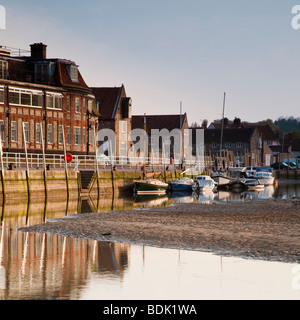 Barche ormeggiate sulla banchina Blakeney, Norfolk al crepuscolo. Foto Stock