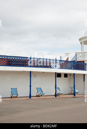 Vuoto quattro sedie a sdraio al vento a Bexhill pavilion Foto Stock