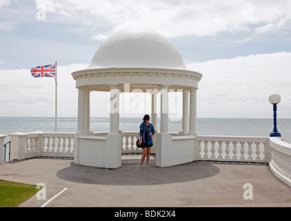 Girl accanto a Bexhill dome pavilion che posano per una foto Foto Stock