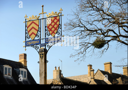 La città SEGNO CON STEMMA VICINO AL LUOGO DI MERCATO Chipping Campden GLOUCESTERSHIRE REGNO UNITO Foto Stock