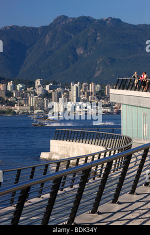 Guardando attraverso il porto di carbone verso North Vancouver dal Convention Center, Vancouver, British Columbia, Canada. Foto Stock