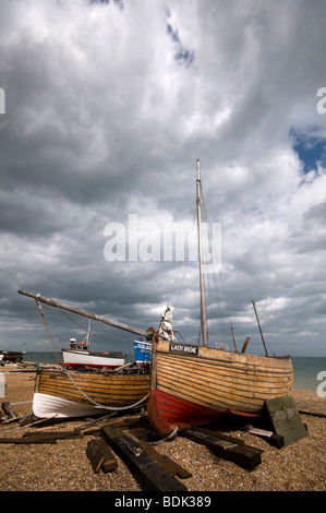 Trattare la pesca in spiaggia VILLAGE Kent England Regno Unito Foto Stock