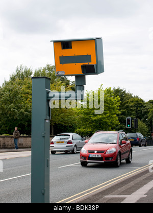 Gatso speed camera on busy road Foto Stock