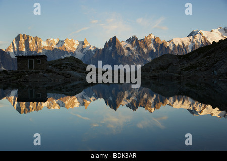 Le Aiguilles de Chamonix riflettendo in Lac Blanc Foto Stock