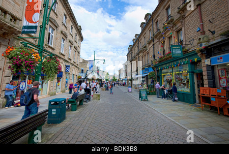 Giardini in primavera è una zona pedonale nel centro di Buxton, Derbyshire, Inghilterra Foto Stock