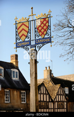 La città SEGNO CON STEMMA VICINO AL LUOGO DI MERCATO Chipping Campden GLOUCESTERSHIRE REGNO UNITO Foto Stock