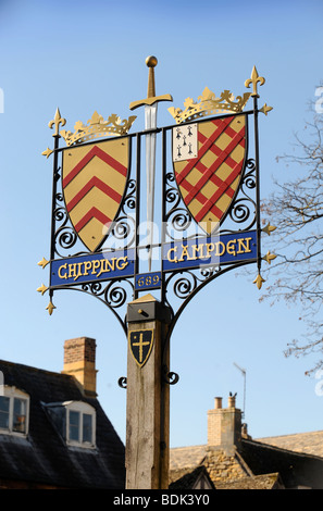 La città SEGNO CON STEMMA VICINO AL LUOGO DI MERCATO Chipping Campden GLOUCESTERSHIRE REGNO UNITO Foto Stock