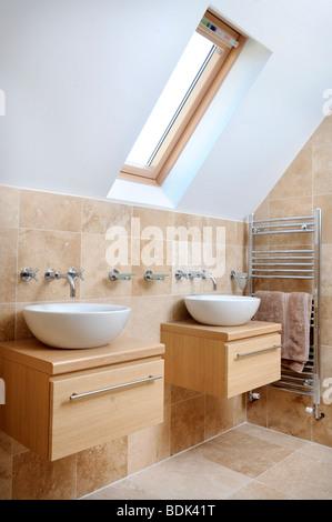 Un moderno bagno con doppio lavabo e tetto Velux finestra Foto Stock