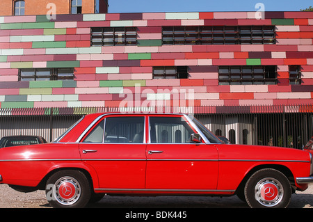 Mercedes Benz presso la stazione di polizia, nel quartiere Mitte di Berlino, Germania. Foto Stock