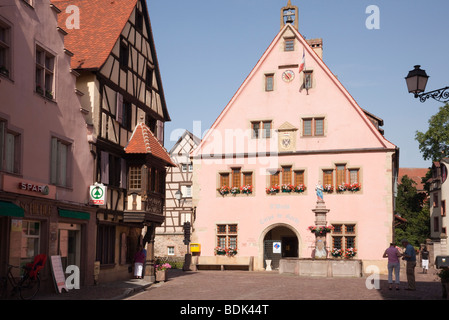 Edifici storici e ufficio turistico nella pittoresca cittadina medievale. Turckheim Alsace Haut-Rhin Francia Europa. Foto Stock