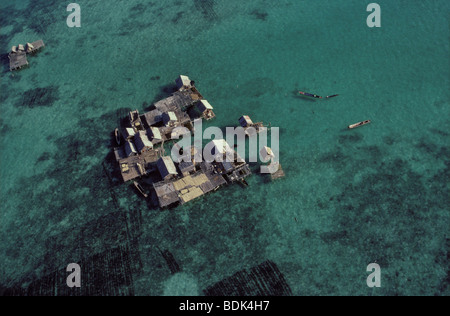 Stilted case sulla barriera corallina, arcipelago di Sulu Foto Stock