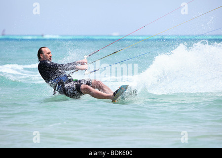 Kiteboarder navigare in acque blu. Foto Stock