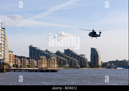 Elicottero di decollare da Londra eliporto di Battersea, SW11, dal fiume Thames, London, Regno Unito Foto Stock