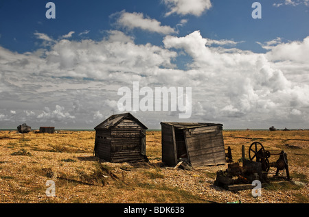 Abbandonato fishermens capanne in legno sulla ghiaia a Dungeness nel Kent. Foto Stock