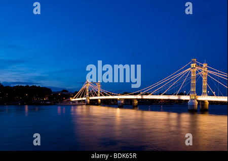 Albert Bridge illuminata di sera, fiume Thames, London, Regno Unito Foto Stock