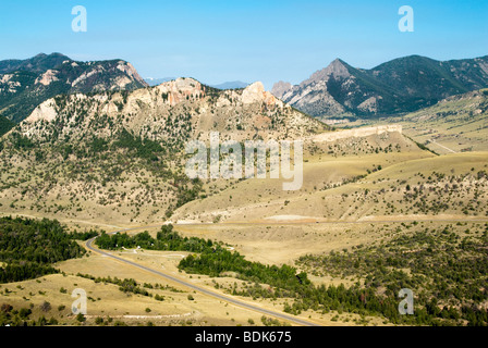 Vista sulle montagne e valli da indiani morti passano lungo il Chief Joseph Scenic Byway in Wyoming. Foto Stock